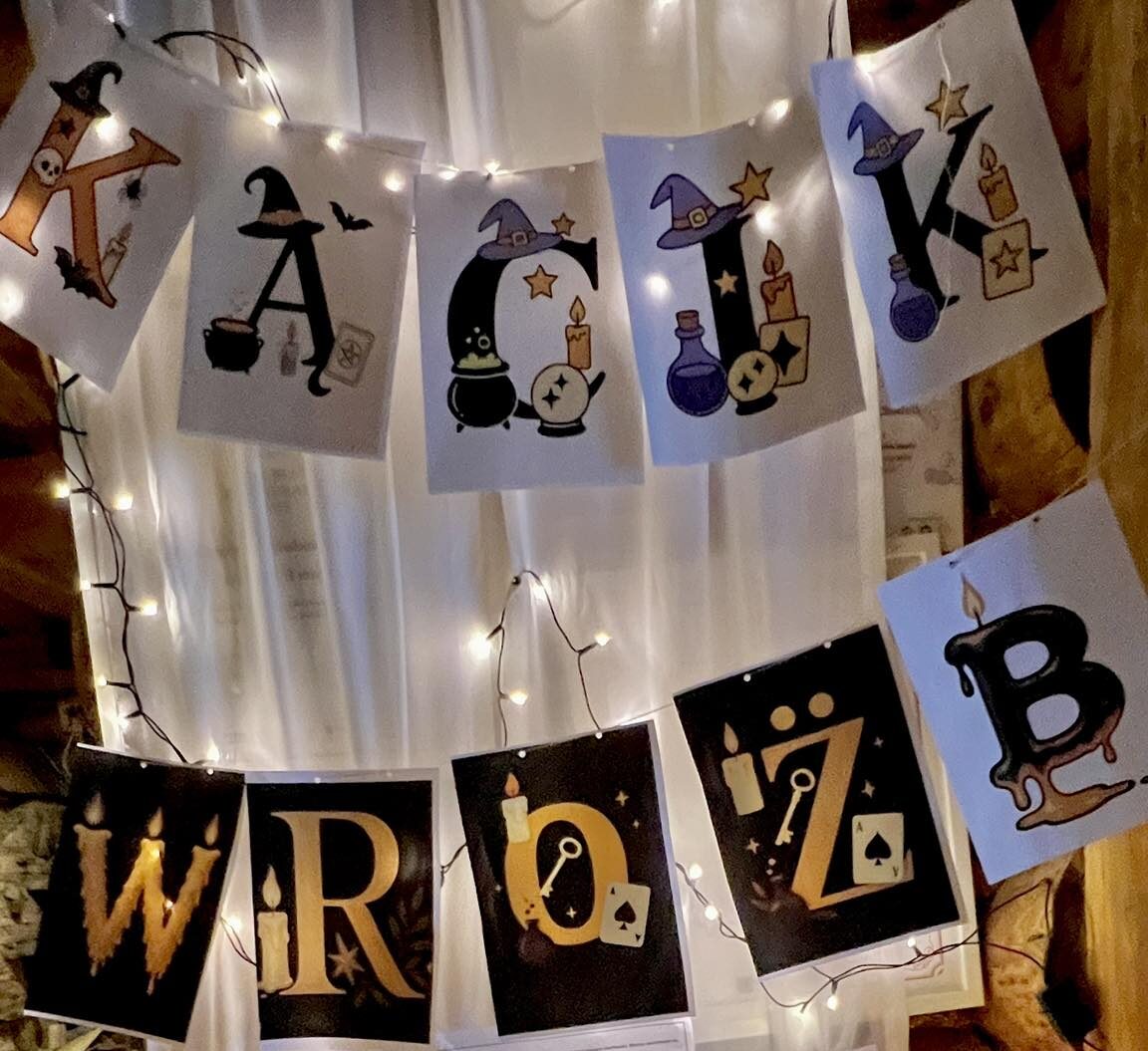 W ten wyjątkowy weekend zapraszamy Was nie tylko na pyszne dania i ciepły, karczmiany klimat???? ale także na mały kącik wróżb???? Czekają na Was ????️ delikatne andrzejkowe wróżby ???? symboliczne losy i dobre życzenia ???? odrobina magii na spokojny wieczór